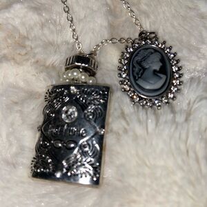 Ladies Victorian style cameo Pendant Necklace